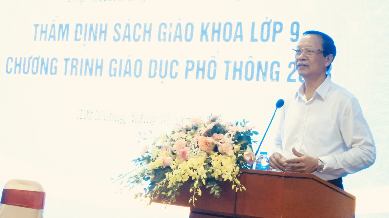 Thứ trưởng Phạm Ngọc Thưởng ghi nhận nỗ lực của thầy cô trong Hội đồng thẩm định SGK lớp 9. Thứ trưởng Phạm Ngọc Thưởng ghi nhận nỗ lực của thầy cô trong Hội đồng thẩm định SGK lớp 9.