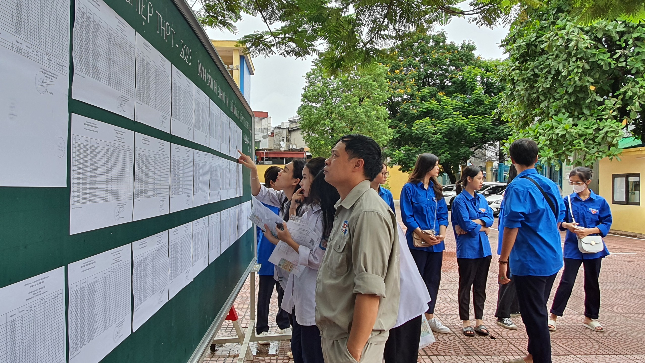 Hải Phòng nắng rực trong ngày thi đầu tiên.
