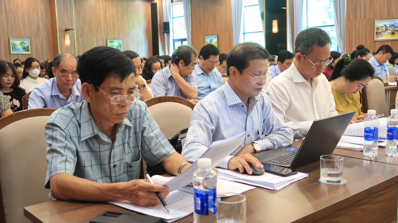 Nhiều đại biểu cho rằng, chế độ lương, phụ cấp cho giáo viên mầm non còn quá thấp. Nhiều đại biểu cho rằng, chế độ lương, phụ cấp cho giáo viên mầm non còn quá thấp.