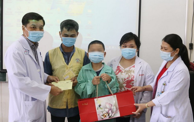 Các bác sĩ BV Chợ Rẫy đến thăm hỏi và trao quà động viên bệnh nhi (Ảnh: BVCC). Các bác sĩ BV Chợ Rẫy đến thăm hỏi và trao quà động viên bệnh nhi (Ảnh: BVCC).