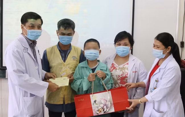 Các bác sĩ BV Chợ Rẫy đến thăm hỏi và trao quà động viên bệnh nhi (Ảnh: BVCC).