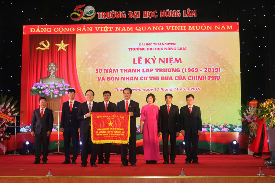 Bộ trưởng Bộ GD&amp;ĐT Phùng Xuân Nhạ tặng Cờ thi đua cho Trường ĐH Nông Lâm