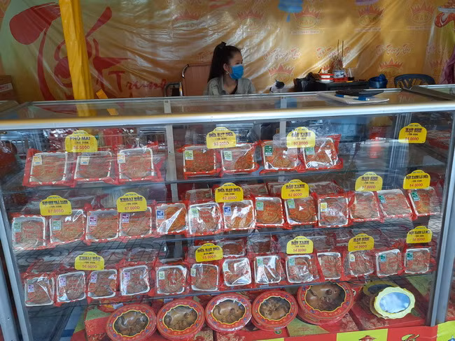 Sạp bán bánh Trung thu trên đường Nguyễn Tri Phương vắng vẻ, chỉ có nhân viên; khách mua rất ít.