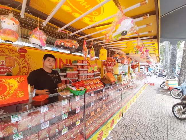 Điểm bán bánh Trung thu trên góc đường Nguyễn Tri Phương- An Dương Vương thưa vắng khách
