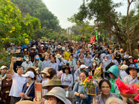 Hàng ngàn du khách chen chân dự lễ hội Quán Thế Âm