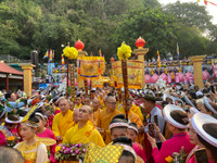 Hàng ngàn du khách chen chân dự lễ hội Quán Thế Âm