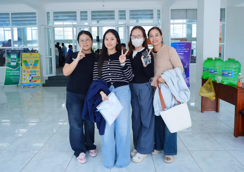 Ghi nhận ngày 13/8, từng nhóm tân sinh viên cùng phụ huynh có mặt tại Trường Đại học Kiên Giang, mang theo hồ sơ, hành trang và cả những kỳ vọng về chặng đường học tập mới. 0-nhap-hoc-5.jpg