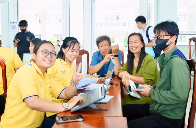 Đồng hành cùng con trong ngày đầu nhập học, nhiều phụ huynh không giấu được niềm vui và sự xúc động khi chứng kiến khoảnh khắc con chính thức bước vào giảng đường đại học. 0-nhap-hoc-4.jpg