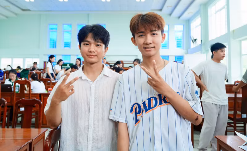 Không khí tại các khu vực làm thủ tục luôn rộn ràng tiếng trò chuyện. Những tân sinh viên lần đầu gặp gỡ bạn bè mới, cùng nhau trao đổi về ngành học, lớp học và những dự định sắp tới. 0-nhap-hoc-01.jpg