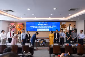 Nghi thức đánh cồng khai mạc cuộc thi Đầu tư Chứng khoán Sinh viên Việt Nam, vào chiều 31/3.