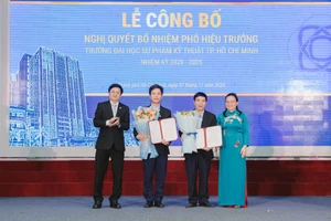 TS Quách Thanh Hải (thứ hai từ phải sang) và PGS.TS Châu Đình Thành (thứ ba từ phải sang) nhận quyết định bổ nhiệm Phó Hiệu trưởng. Ảnh: HCMUTE