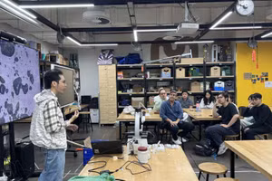 Thành viên đội sinh viên Glavita giới thiệu về ý tưởng tái chế thủy tinh thành cát. Ảnh: Mạnh Tùng.