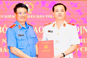 Viện trưởng Viện KSND tối cao Nguyễn Huy Tiến (trái) trao quyết định cho ông Lê Văn Đông. (Ảnh: HCMCPV)