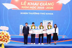 Nhà trường khen thưởng 3 sinh viên thủ khoa trúng tuyển năm 2025. Ảnh: Mạnh Tùng