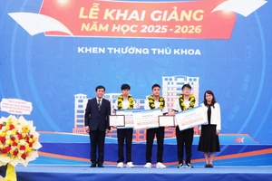 Nhà trường khen thưởng 3 sinh viên thủ khoa trúng tuyển năm 2025. Ảnh: Mạnh Tùng