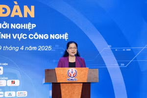 Thứ trưởng Nguyễn Thị Kim Chi chia sẻ câu chuyện về khởi nghiệp với học sinh, sinh viên. Ảnh: HCMUTE