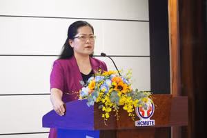 Thứ trưởng Bộ GD&ĐT Nguyễn Thị Kim Chi phát biểu khai mạc hội thảo. Ảnh: Mạnh Tùng