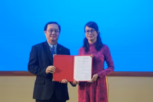 Bộ trưởng Bộ Khoa học và Công nghệ Huỳnh Thành Đạt (trái) trao quyết định của Thủ tướng Chính phủ bổ nhiệm bà Nguyễn Thị Thanh Mai giữ chức Phó Giám đốc Đại học Quốc gia TPHCM. (Ảnh: Mạnh Tùng)