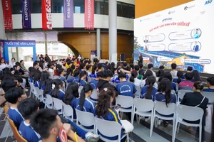 Học sinh THPT trải nghiệm chương trình một ngày làm sinh viên tại Trường Đại học Văn Lang.