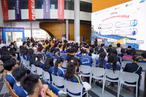 Học sinh THPT trải nghiệm chương trình một ngày làm sinh viên tại Trường Đại học Văn Lang.