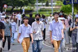 Thí sinh dự thi đánh giá năng lực do Đại học Quốc gia TPHCM tổ chức tại điểm thi Trường Đại học Khoa học Tự nhiên. Ảnh: HCMUS