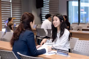 Doanh nghiệp phỏng vấn sinh viên tại UEH Sharing & Giving - Career Fair 2025. Ảnh: UEH