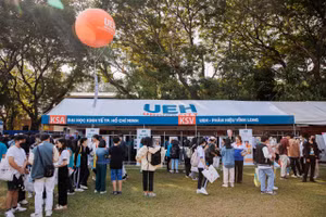 Đại học Kinh tế TPHCM trong ngày hội tư vấn tuyển sinh 2024. (Ảnh: UEH).