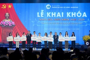 Thứ trưởng Bộ GD&ĐT Nguyễn Văn Phúc và Thứ trưởng Bộ Tài chính Lê Tấn Cận trao học bổng tiếp sức đến trường cho sinh viên tại buổi lễ khai khóa. Ảnh: UFM