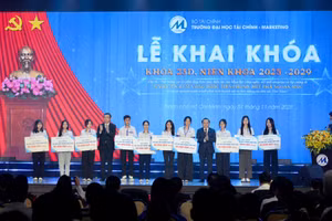 Thứ trưởng Bộ GD&ĐT Nguyễn Văn Phúc và Thứ trưởng Bộ Tài chính Lê Tấn Cận trao học bổng tiếp sức đến trường cho sinh viên tại buổi lễ khai khóa. Ảnh: UFM