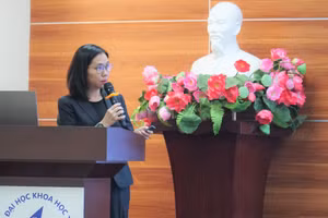 TS Lê Thị Anh Trâm, Trưởng Ban Tổ chức Cán bộ (Đại học Quốc gia TPHCM) trình bày dự thảo chương trình Giáo sư thỉnh giảng. Ảnh: Khánh Lâm