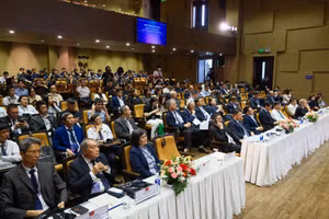 Các chuyên gia tham dự diễn đàn phát triển chung với chủ đề "Xu hướng phát triển các ngành công nghệ cao trên thế giới và sự phù hợp với Việt Nam năm 2025". Ảnh: TDTU