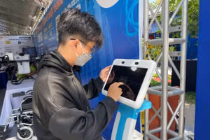 Robot điểm danh, dẫn đường trưng bày tại sân Trường ĐH Sư phạm Kỹ thuật TPHCM. Ảnh: Phúc Uyên.
