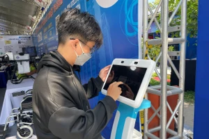Robot điểm danh, dẫn đường trưng bày tại sân Trường ĐH Sư phạm Kỹ thuật TPHCM. Ảnh: Phúc Uyên.
