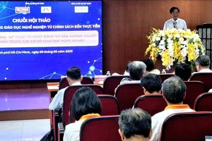 Đại biểu báo cáo tham luận về ứng dụng của AI về công tác tuyển sinh. (Ảnh: Lâm Ngọc)