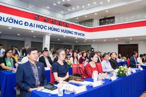 Đại biểu, chuyên gia dự diễn đàn Giáo dục đại học tư thục Việt Nam lần thứ nhất. Ảnh: DHV