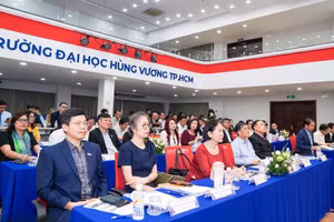 Đại biểu, chuyên gia dự diễn đàn Giáo dục đại học tư thục Việt Nam lần thứ nhất. Ảnh: DHV