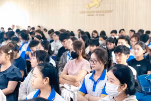 Tân sinh viên Trường Đại học Lạc Hồng (Đồng Nai) trong một hoạt động đầu năm học 2025-2026. Ảnh: LHU