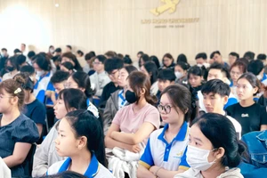 Tân sinh viên Trường Đại học Lạc Hồng (Đồng Nai) trong một hoạt động đầu năm học 2025-2026. Ảnh: LHU