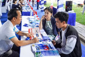 Chuyên gia của Trường Đại học Bách khoa (Đại học Quốc gia TPHCM) tư vấn cho phụ huynh, thí sinh tại ngày hội tư vấn lựa chọn nguyện vọng 2025. Ảnh: HCMUT