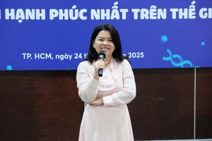 PGS.TS Nguyễn Thị Hiệp, Trưởng khoa Kỹ thuật Y sinh, Trường Đại học Quốc tế (Đại học Quốc gia TPHCM) tại buổi nói chuyện. Ảnh: Mạnh Tùng.