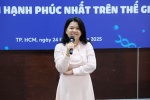 PGS.TS Nguyễn Thị Hiệp, Trưởng khoa Kỹ thuật Y sinh, Trường Đại học Quốc tế (Đại học Quốc gia TPHCM) tại buổi nói chuyện. Ảnh: Mạnh Tùng.