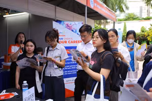 Hơn 1.000 việc làm, vị trí thực tập được giới thiệu tại ngày hội việc làm HCMUE Job Fair 2026. Ảnh: NTCC.