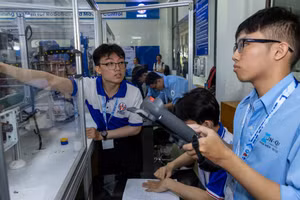 Sinh viên tham gia cuộc thi lĩnh vực Robot, Điều khiển và Tự động hóa do Trường Đại học Công nghệ Kỹ thuật TPHCM tổ chức năm 2026. Ảnh: UTE.