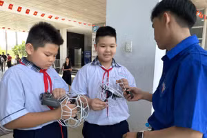 Học sinh thích thú trải nghiệm drone soccer. Ảnh: Phúc Uyên.