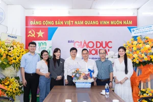 PGS.TS Lê Hiếu Giang - Hiệu trưởng Trường Đại học Sư phạm Kỹ thuật TPHCM cùng cán bộ, viên chức nhà trường thăm, chúc mừng đơn vị.
