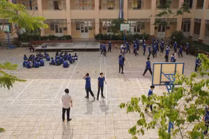 Học sinh Trường THPT Thanh Đa (TPHCM) tham gia các hoạt động thể dục, thể thao tại sân trường. Ảnh: Lê Nam