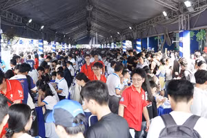 Học sinh tìm hiểu thông tin tuyển sinh tại gian hàng của Trường Đại học Bách khoa (Đại học Quốc gia TPHCM).