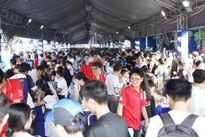 Học sinh tìm hiểu thông tin tuyển sinh tại gian hàng của Trường Đại học Bách khoa (Đại học Quốc gia TPHCM).