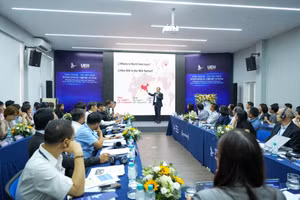 Chuyên gia trình bày tham luận tại hội thảo "Cặp cảng hàng không quốc tế Long Thành - Tân Sơn Nhất: Định hình cửa ngõ hàng không quốc gia, hướng tới trung tâm trung chuyển khu vực trong kỷ nguyên mới". Ảnh: HKVN