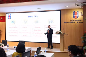 PGS.TS Nguyễn Văn Thụy, Trưởng Phòng Tuyển sinh và Truyền thông, Trường Đại học Ngân hàng TPHCM trình bày tham luận tại tọa đàm.